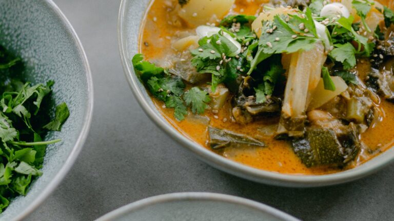 Comida tibia con arroz, vegetales cocidos y hierbas para dieta Vata