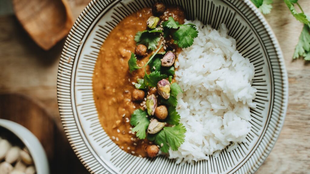 Comida caliente y especiada con arroz, legumbres y hierbas para dieta Vata Kapha