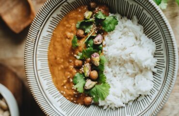 Comida caliente y especiada con arroz, legumbres y hierbas para dieta Vata Kapha