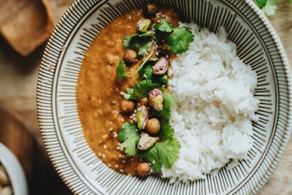 Dieta Vata/Kapha – imagen destacada Comida caliente y especiada con arroz, legumbres y hierbas para dieta Vata Kapha