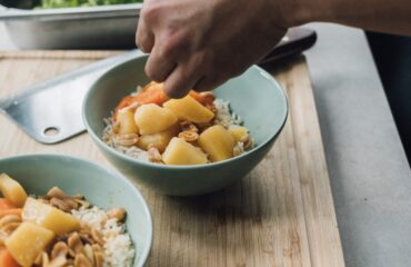 Dieta Vata/Pitta – imagen destacada Preparación de bowls con arroz, vegetales cocidos y hierbas para dieta Vata Pitta