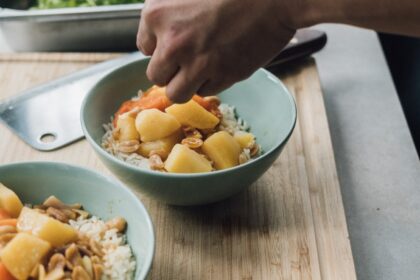 Dieta Vata/Pitta – imagen destacada Preparación de bowls con arroz, vegetales cocidos y hierbas para dieta Vata Pitta