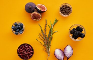 Frutas frescas, hierbas y alimentos naturales para dieta yóguica sáttvica