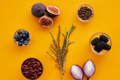 Dieta yóguica/sáttvica – imagen destacada Frutas frescas, hierbas y alimentos naturales para dieta yóguica sáttvica