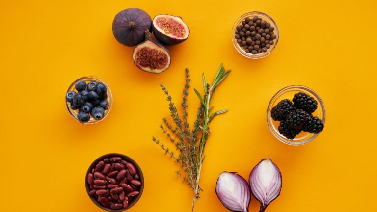 Frutas frescas, hierbas y alimentos naturales para dieta yóguica sáttvica
