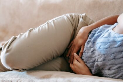Imagen educativa sobre salud mamaria, autoobservación y cuidado preventivo