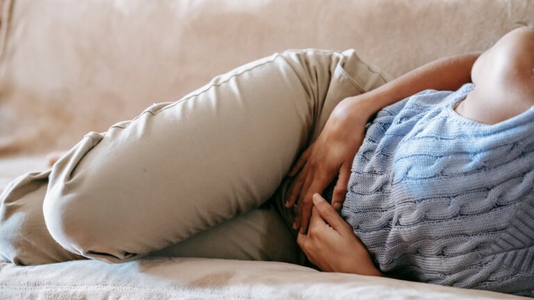 Imagen educativa sobre salud mamaria, autoobservación y cuidado preventivo