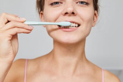 Mal aliento desde Ayurveda – imagen destacada Mujer cepillándose los dientes como imagen educativa para artículo sobre mal aliento y Ayurveda