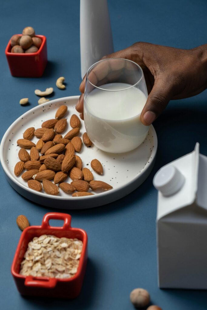 Almendras y bebida nutritiva como imagen educativa sobre lactancia y nutrición
