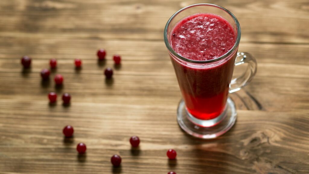 Jugo rojo con arándanos como imagen educativa para artículo sobre vejiga y Ayurveda