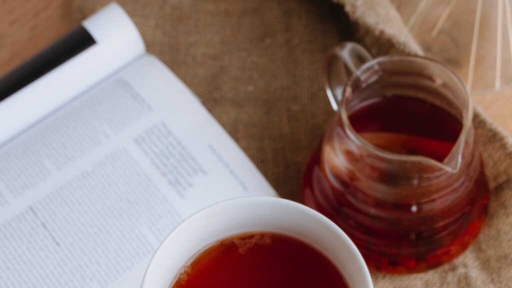 Persona sosteniendo una taza de té como imagen educativa para artículo sobre infusiones y Ayurveda