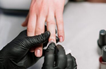Uñas y cuidado cotidiano Uñas y manos como imagen educativa sobre uñas quebradizas