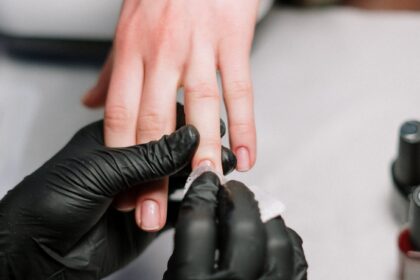 Uñas y cuidado cotidiano Uñas y manos como imagen educativa sobre uñas quebradizas