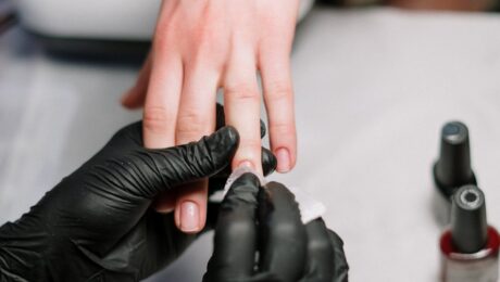 Uñas y manos como imagen educativa sobre uñas quebradizas