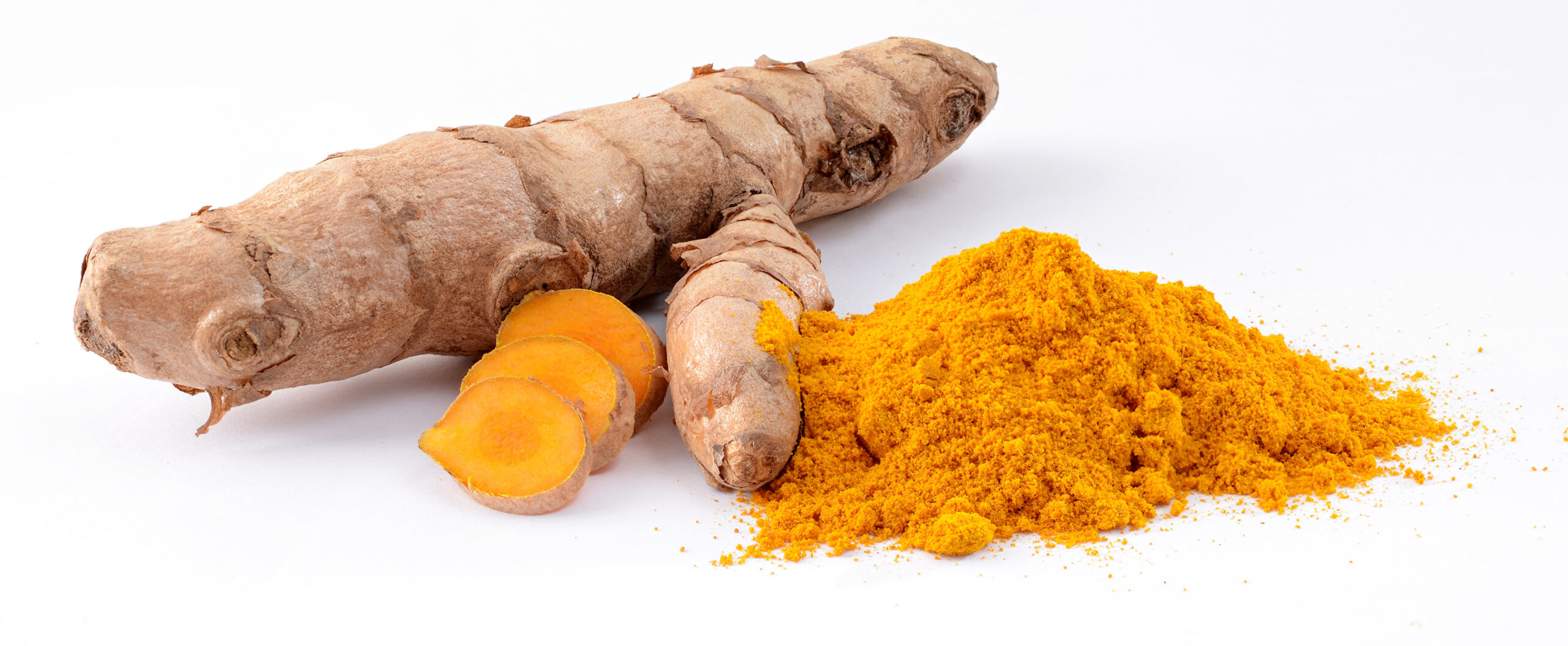 Raíz y polvo de cúrcuma, planta estudiada tradicionalmente por sus cualidades purificantes