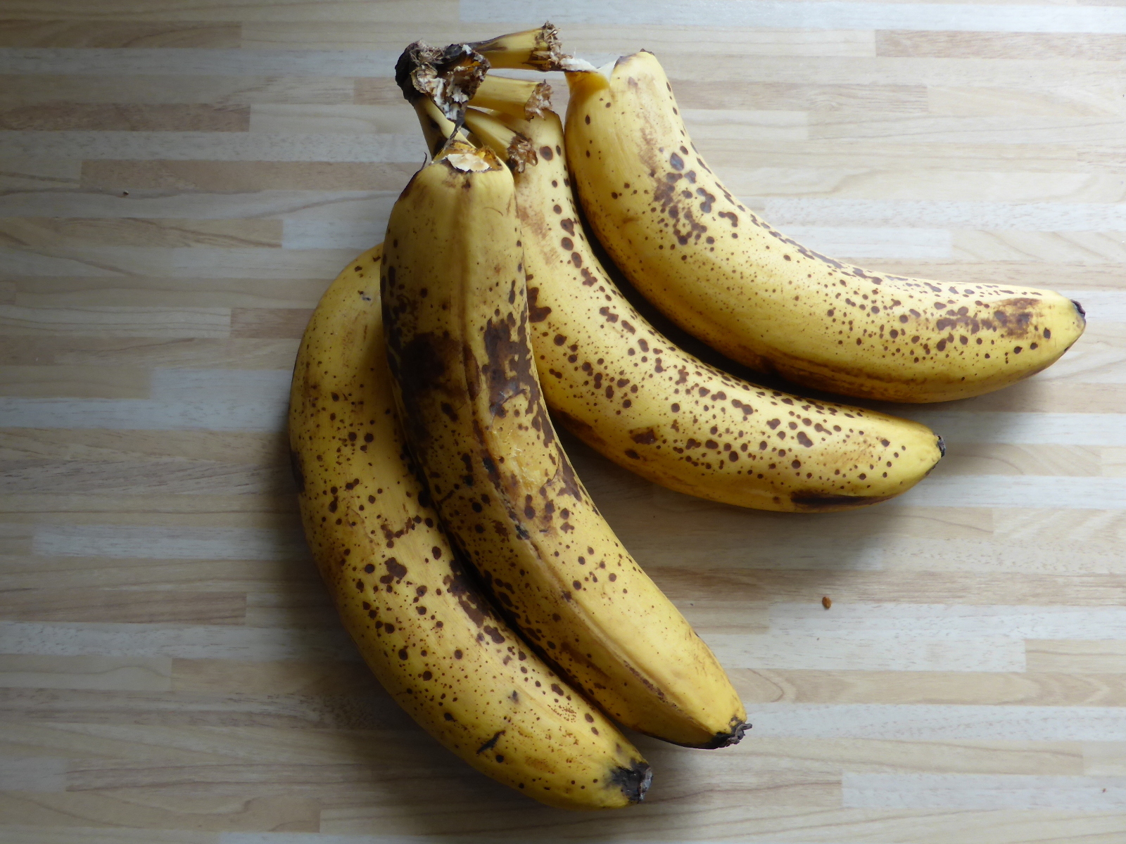 Bananas maduras, fruta mencionada tradicionalmente como alimento suave para el tránsito intestinal