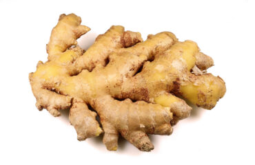Jengibre para resfríos en Ayurveda Raíz de jengibre usada tradicionalmente en Ayurveda para cuidados respiratorios generales