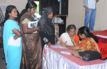 Médica atendiendo a una paciente en un campamento ayurvédico de Kerala
