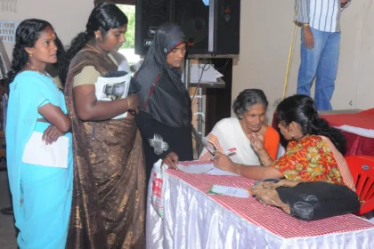 Consulta médica ayurvédica en Kerala Médica atendiendo a una paciente en un campamento ayurvédico de Kerala