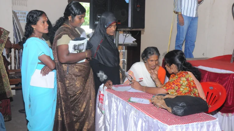 Médica atendiendo a una paciente en un campamento ayurvédico de Kerala