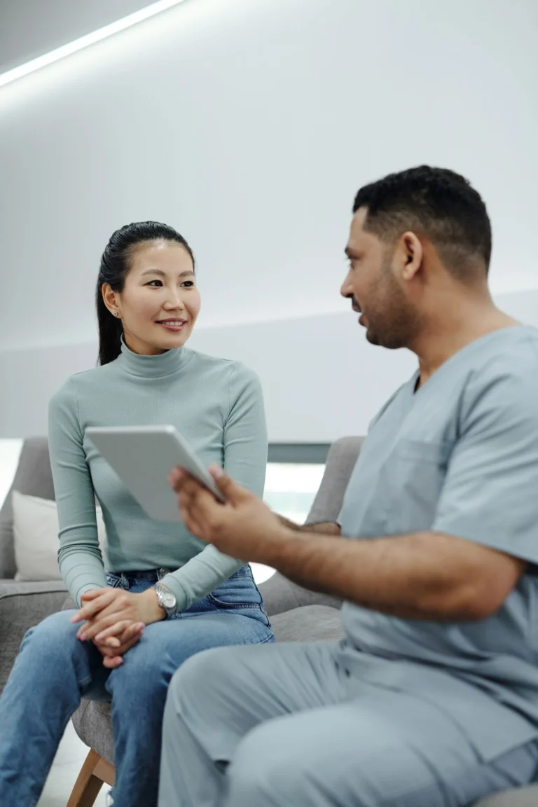 Profesional y consultante conversando durante una entrevista de salud