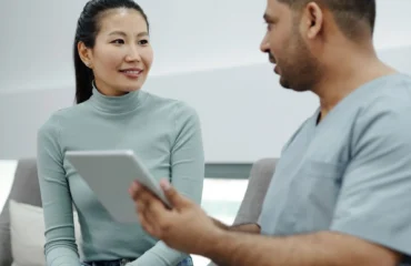 Profesional y consultante conversando durante una entrevista de salud