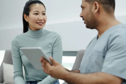 Profesional y consultante conversando durante una entrevista de salud