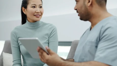 Profesional y consultante conversando durante una entrevista de salud