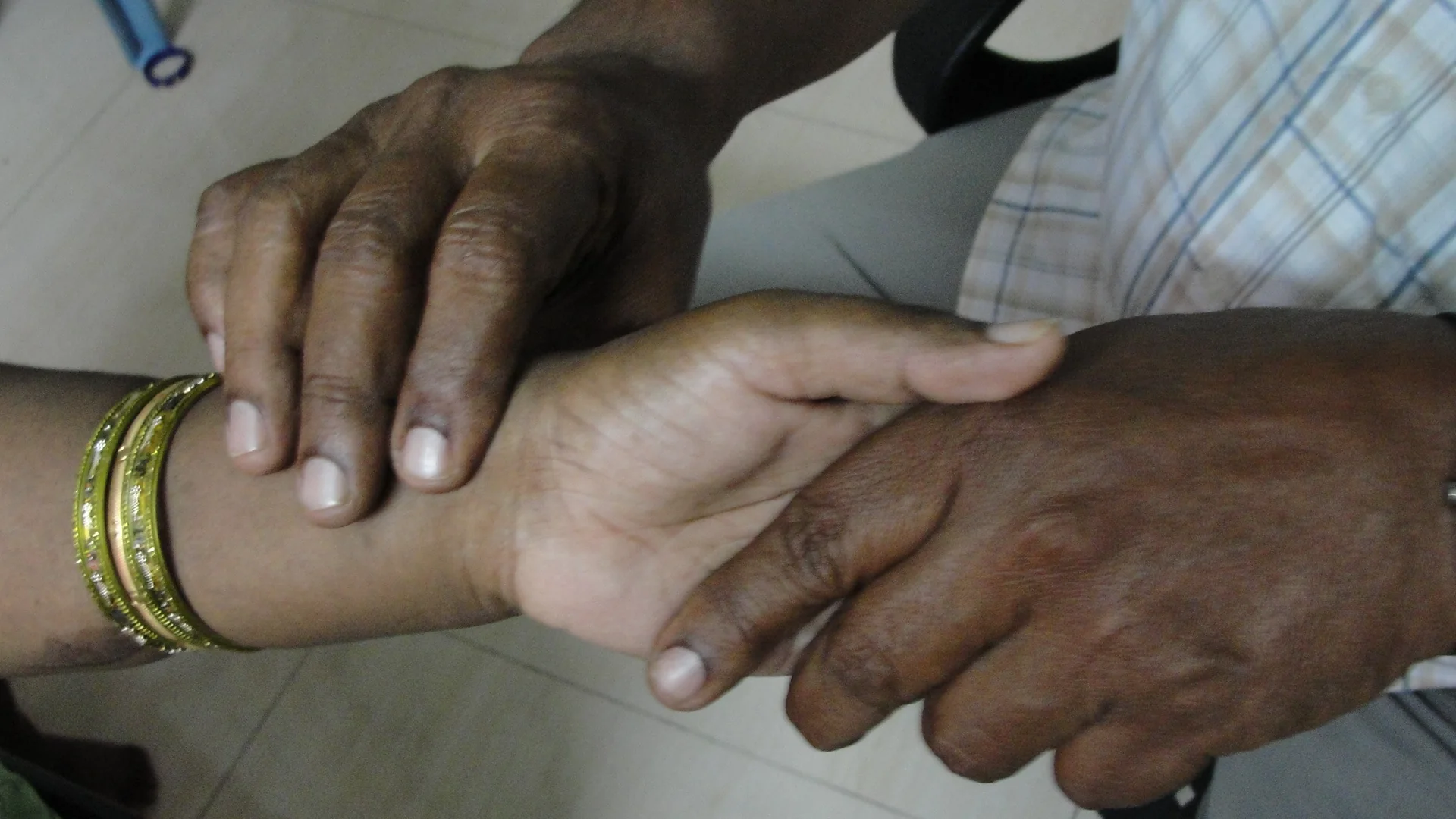 Evaluación tradicional del pulso radial realizada en India