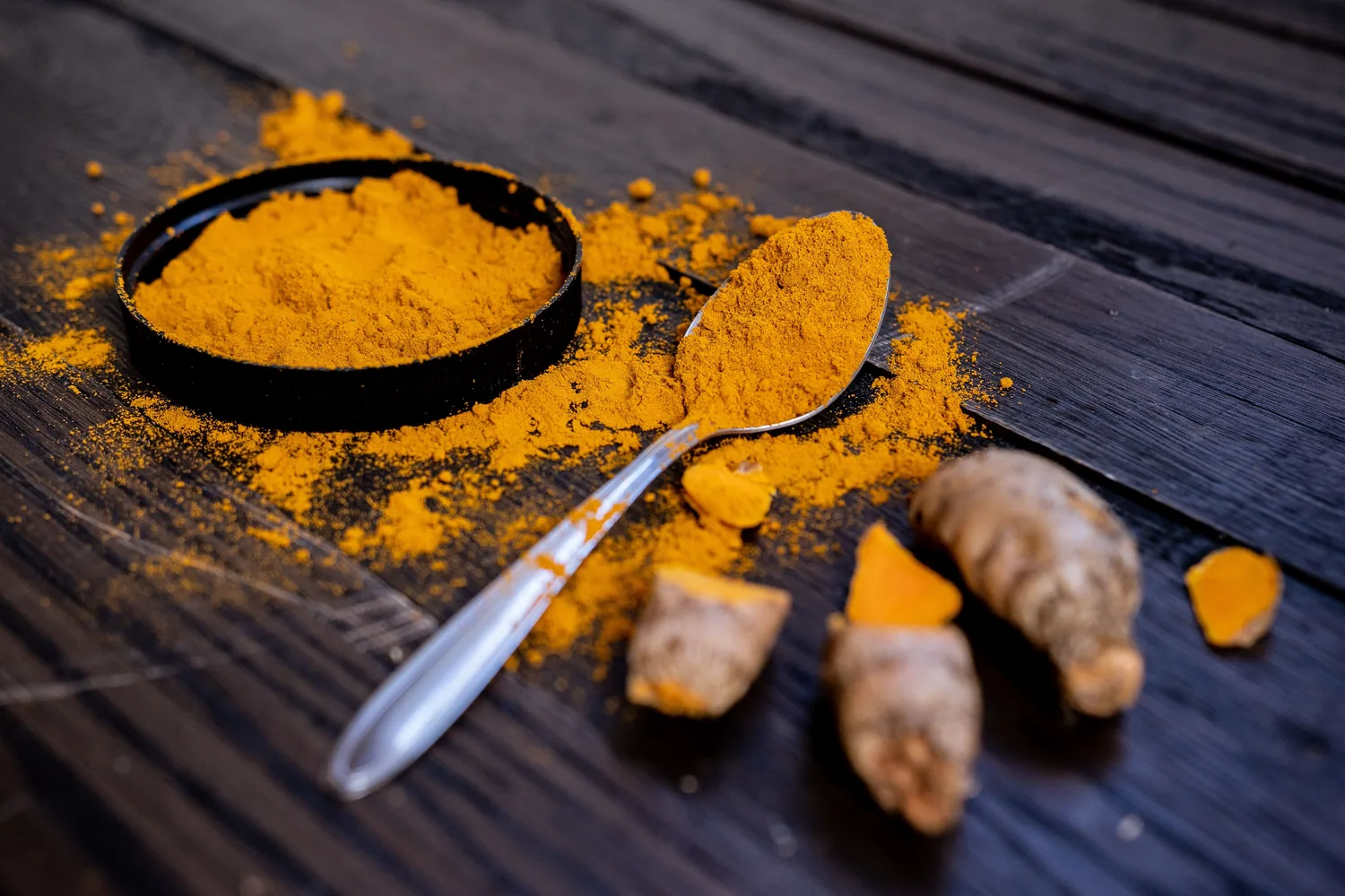 Cúrcuma amarilla y raíz fresca como representación visual del fuego y la transformación en Ayurveda