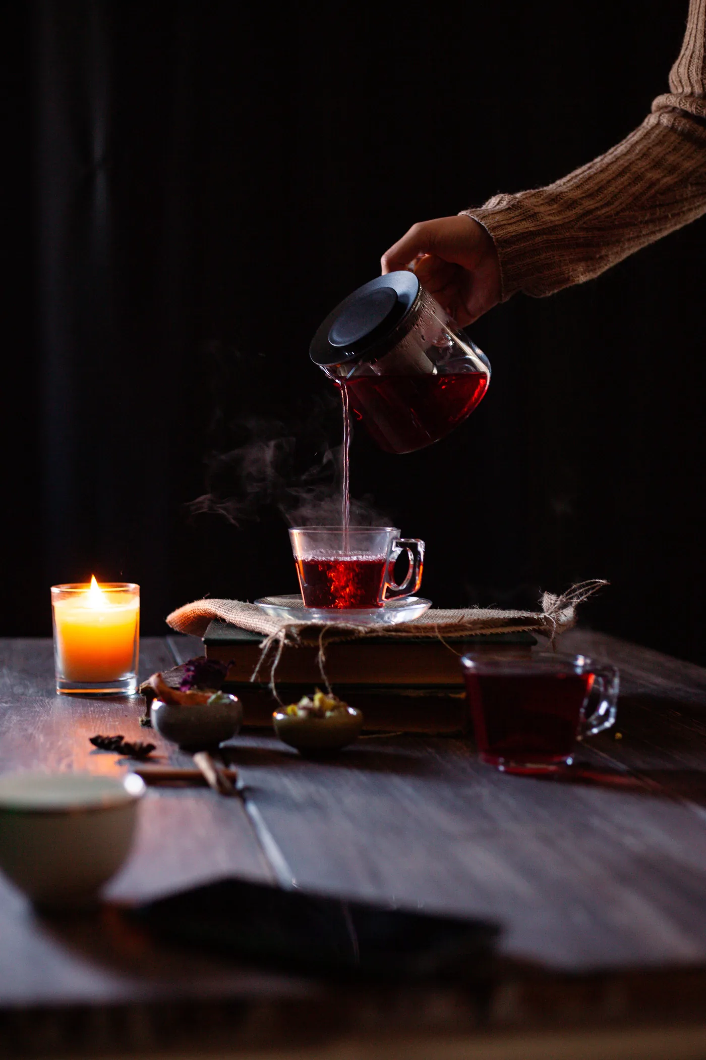 Infusión caliente servida a la luz de una vela como parte de una rutina nocturna