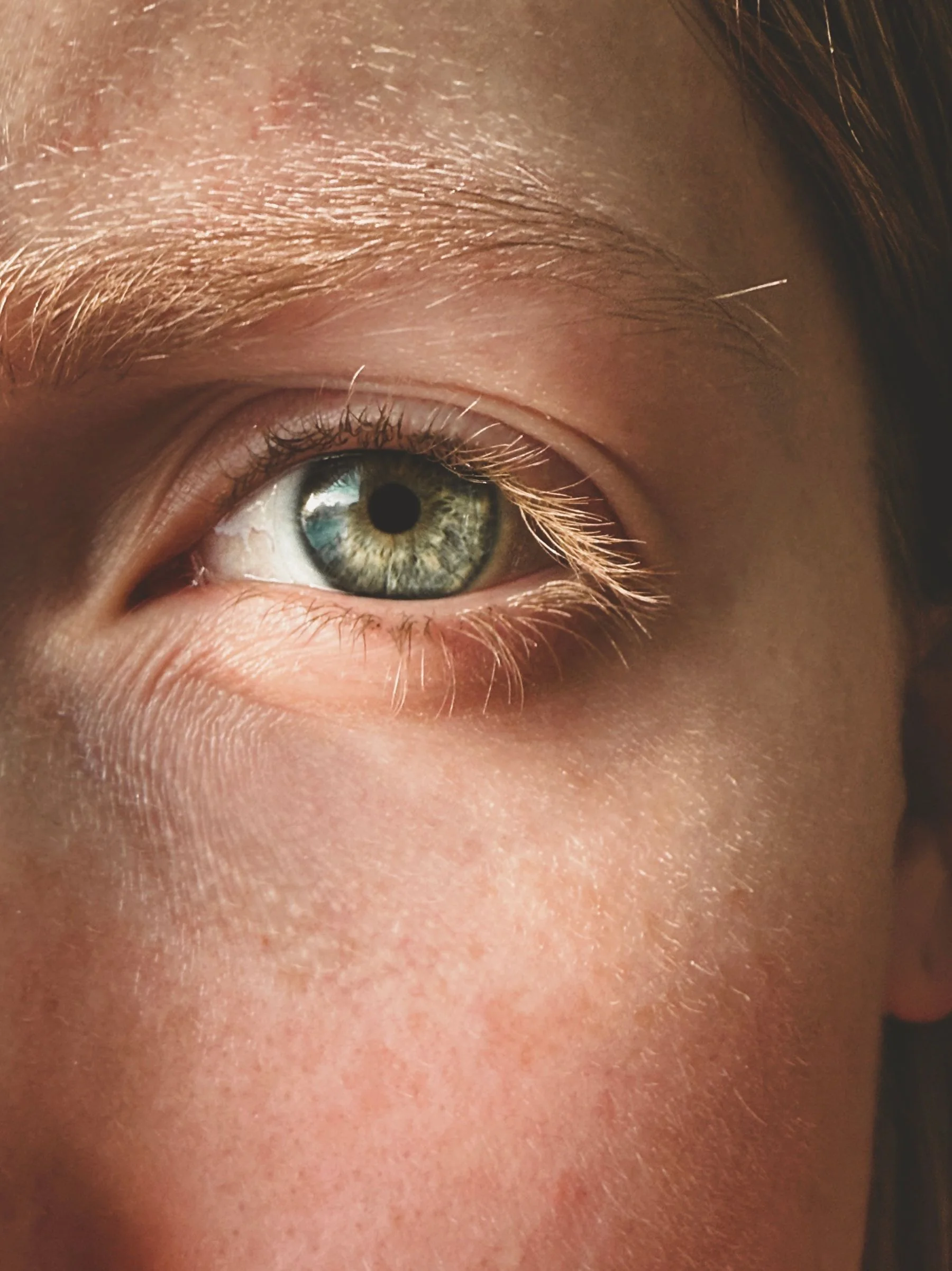 Primer plano de un ojo humano observado con luz natural