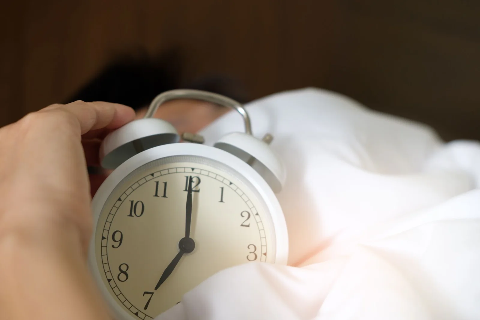 Reloj despertador iluminado por la luz de la mañana