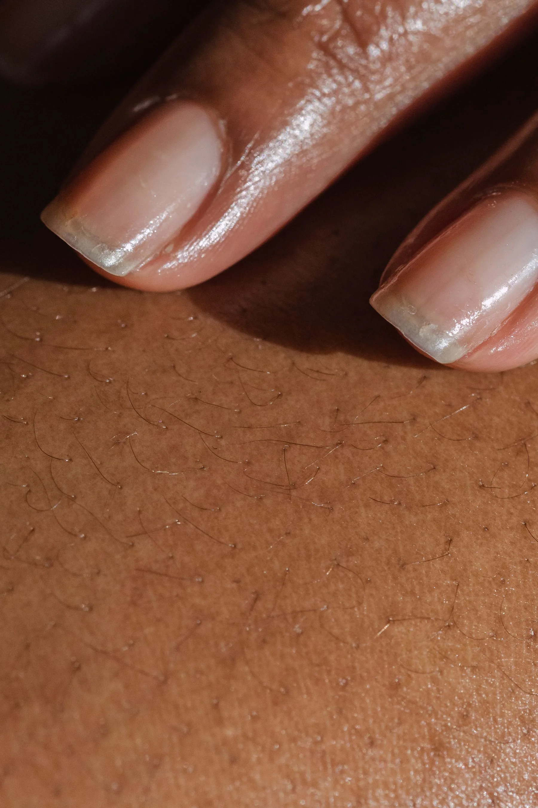 Primer plano de uñas naturales sin esmalte para observar forma, color y textura