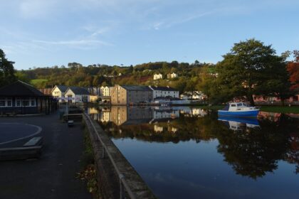 Temporada Vata: cómo acompañar el frío, el viento y la irregularidad Kingsbridge Hill from Steamer Quay in Totnes looking across the River Dart past the Steam Packet Inn and Totnes Down Hill on a dry autumn morning after a few wet and windy days, with more inclement weather in the forecast.