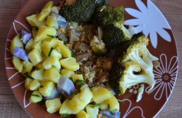 Los seis sabores del Ayurveda y su función en una alimentación equilibrada Broccoli with colorful potatoes and oyster mushroom. Ingredient: steamed broccoli, cooked potatoes (yellow and purple), roasted oyster mushroom with onion and egg, butter, celery leaves and spices. Recipe: Blanka Luppová (Slovakia)