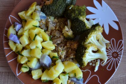 Los seis sabores del Ayurveda y su función en una alimentación equilibrada Broccoli with colorful potatoes and oyster mushroom. Ingredient: steamed broccoli, cooked potatoes (yellow and purple), roasted oyster mushroom with onion and egg, butter, celery leaves and spices. Recipe: Blanka Luppová (Slovakia)