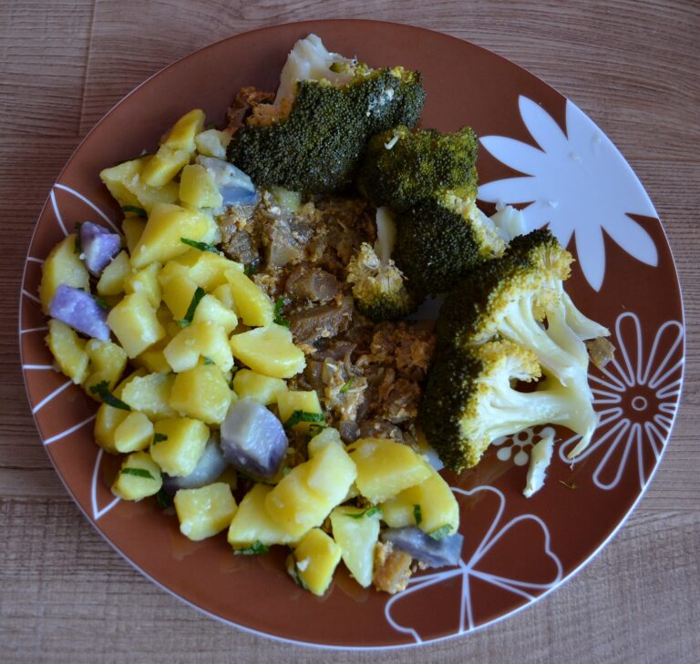 Broccoli with colorful potatoes and oyster mushroom. Ingredient: steamed broccoli, cooked potatoes (yellow and purple), roasted oyster mushroom with onion and egg, butter, celery leaves and spices. Recipe: Blanka Luppová (Slovakia)