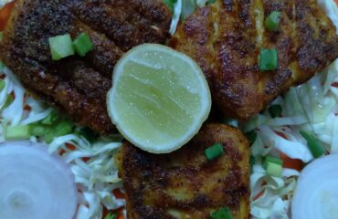 Agni en la cocina: alimentos cotidianos como herramientas de equilibrio A juicy and spicy fish wrapped up in some Indian spices and semolina and fried with a little touch of cooking oil.
