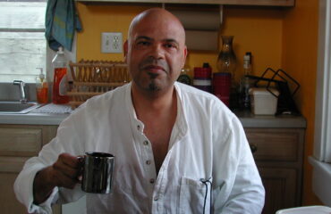 Café y Ayurveda: cómo reducir sus efectos sin demonizarlo Tony has a cup of coffee Wednesday morning, not even hungover. Well, not much.