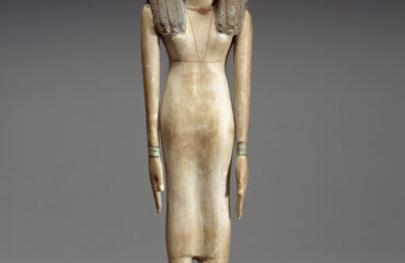 Menopausia desde Ayurveda: transición, calor, sueño y cuidado integral While she wears a fashionable wig, this woman's own close-cropped hair can be seen at the forehead as well as on the sides of her neck. Her graceful proportions are set off by her elongated arms and emphasized hands and feet that are characteristic of Middle Kingdom sculptures. As is often the case, this statue has carefully indicated fingernails and toenails. There is a diadem running all over this statuette's wig from the middle. The wig seems to be attached to the body as well as the arms. The woman has armlets and anklets painted in green color with black lines. It seems that the wooden body was painted. Some white colors remain on the fingers. She is dressed in the traditional linen sheath with shoulder straps. Hair in pigtails ending in short curls bound with band at ear level, hanging beside neck and down back. Her wig was made by securing human hair to a mesh foundation by means of beeswax and resin. The large wig covers the ears, the brownish color maybe was due to the fading black color that was before. The legs are side by side. Her arms are at her sides. Her hands are extended flat. Her feet are glued to the block base. Her eyelid is not fully extended to the end of face, as well as the thick eyebrows. The black canthus is wide. She has a round face and a long neck. She is wearing a necklace with large central bead. On the back, the piece is partially broken from above the left leg. There is a brownish line on the back, extending from front, under the waist.