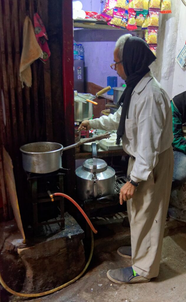 Masala chai vendor, Old Delhi