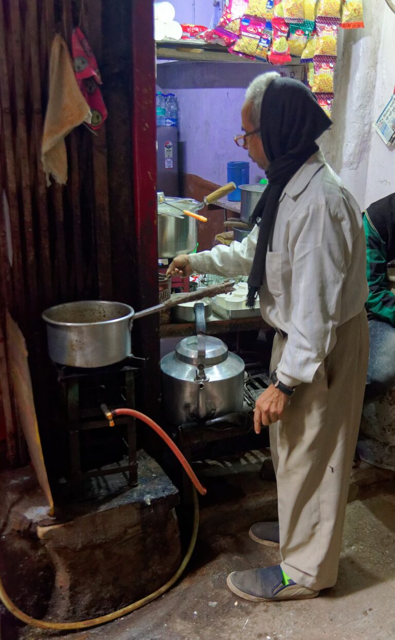 Masala chai vendor, Old Delhi
