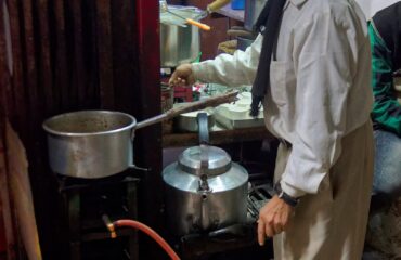 Chai ayurvédico casero con especias Masala chai vendor, Old Delhi