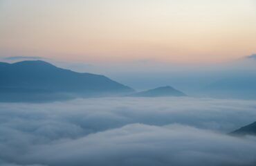 Montañas entre nubes al amanecer