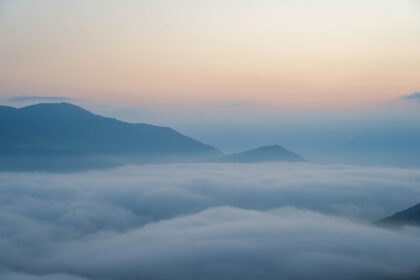 Montañas entre nubes al amanecer