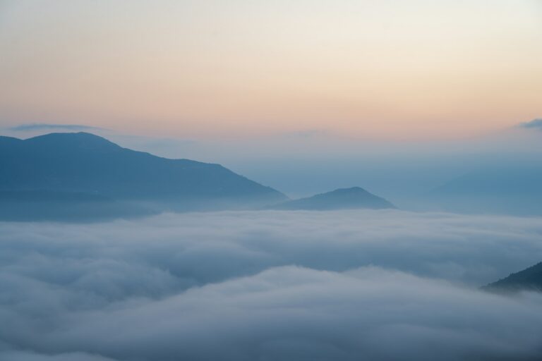 Montañas entre nubes al amanecer