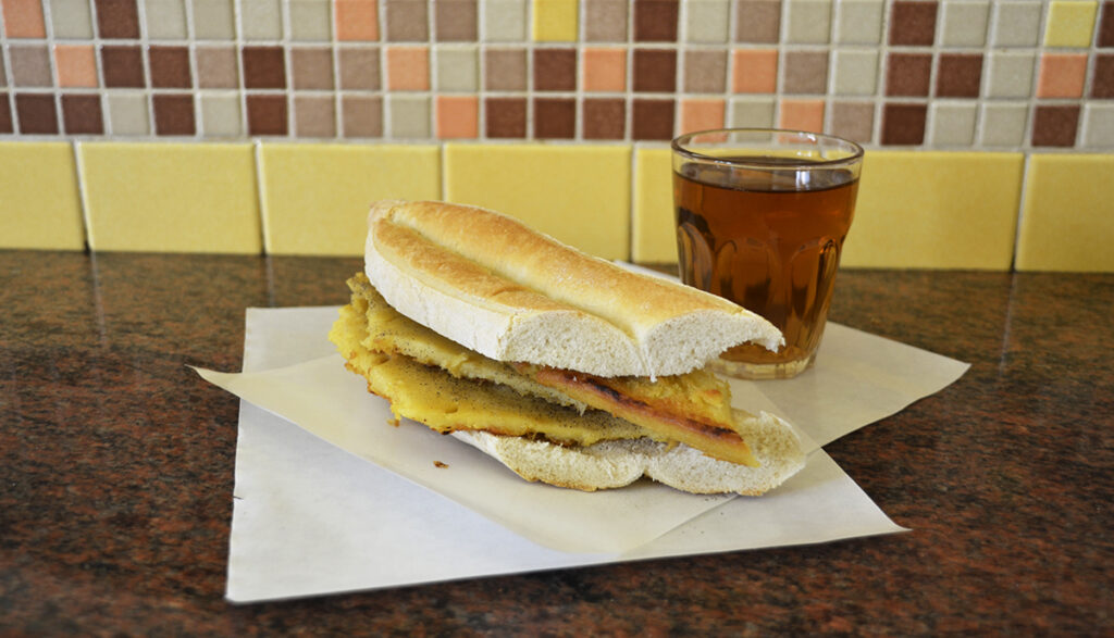 5e5 (= panino livornese, composto da una baguette (localmente chiamata "francesino" o "pan francese") farcita con farinata di ceci) versione panino francese con bicchiere di spuma bionda