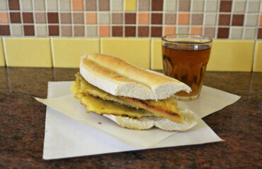 Fainá especiada con comino y cúrcuma 5e5 (= panino livornese, composto da una baguette (localmente chiamata