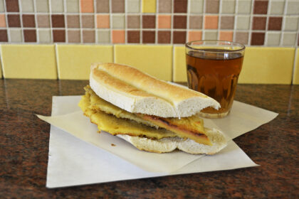 Fainá especiada con comino y cúrcuma 5e5 (= panino livornese, composto da una baguette (localmente chiamata